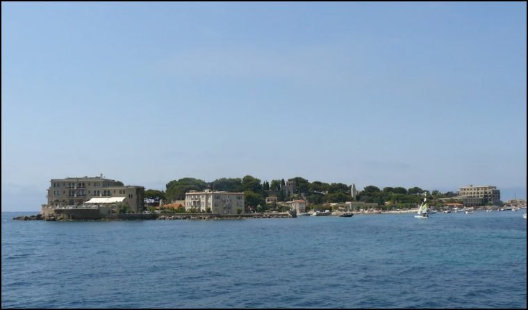 Villas en bord de mer sur le littoral méditerranéen