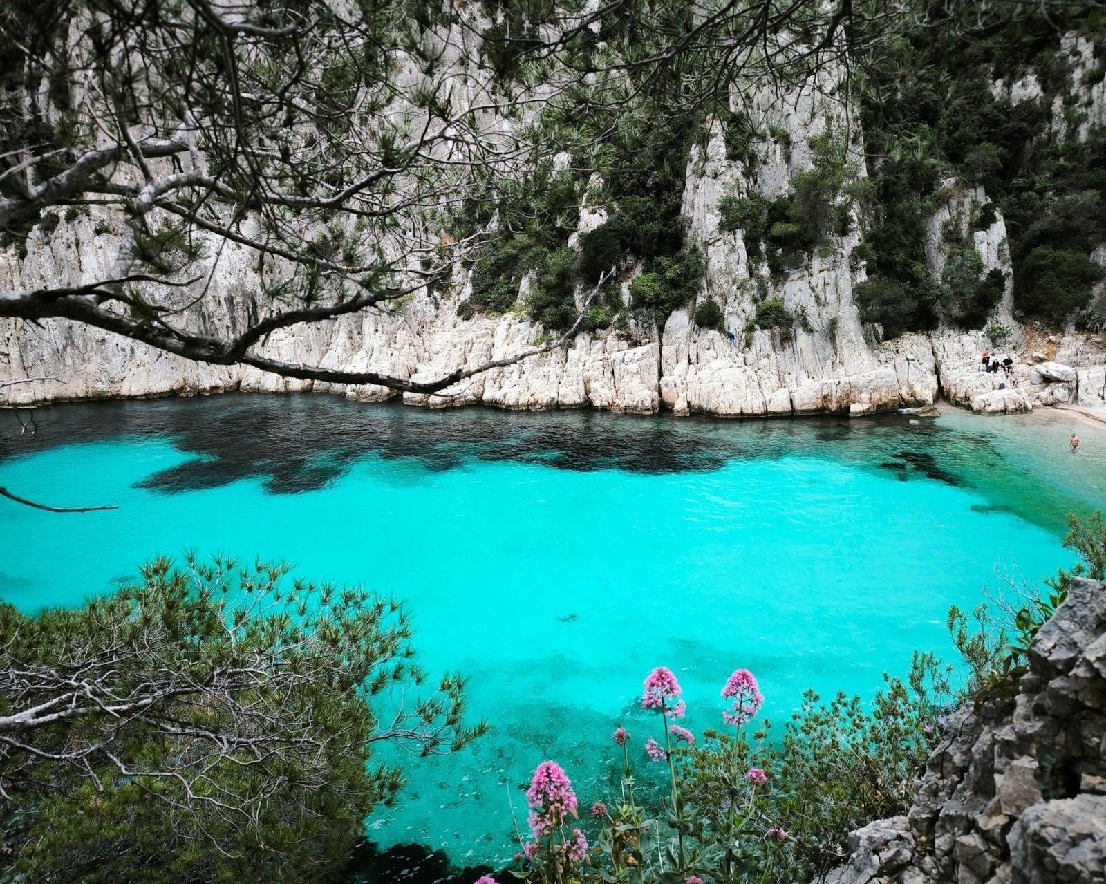 Calanque aux eaux turquoise près de Marseille