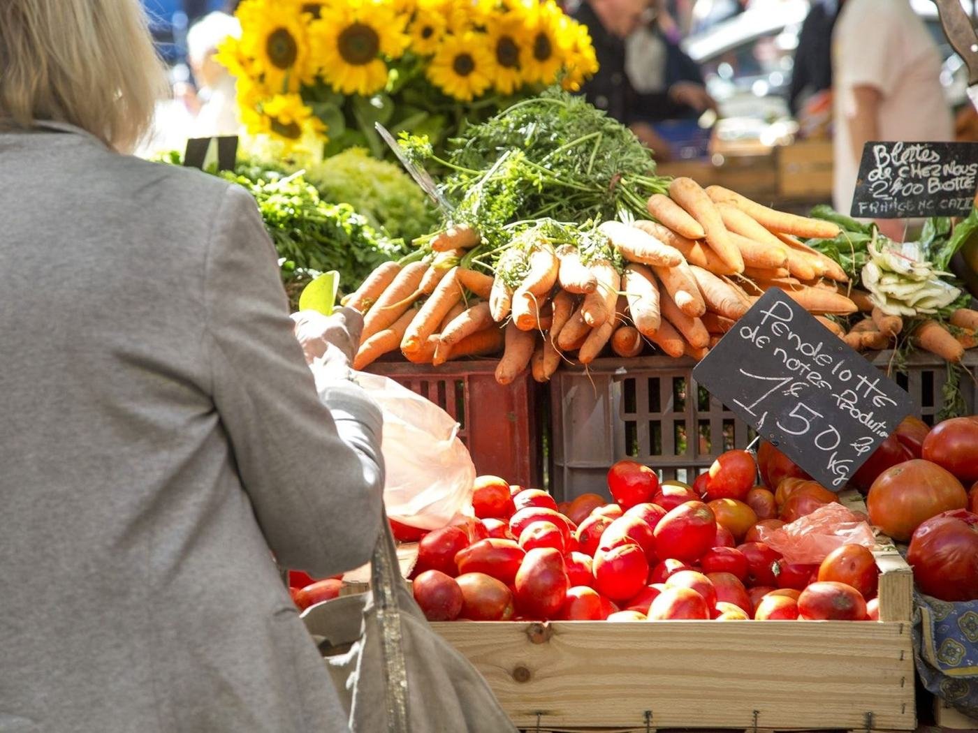 Étal de marché provençal, tomates et légumes de saison