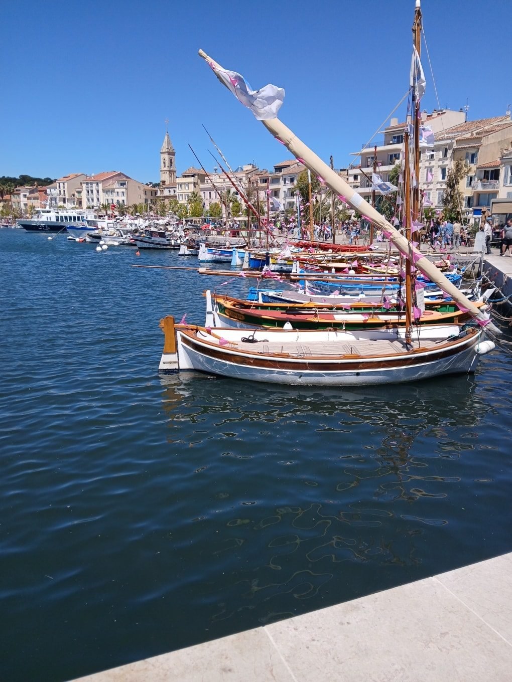 Barques provençales pavoisées dans un port du littoral varois